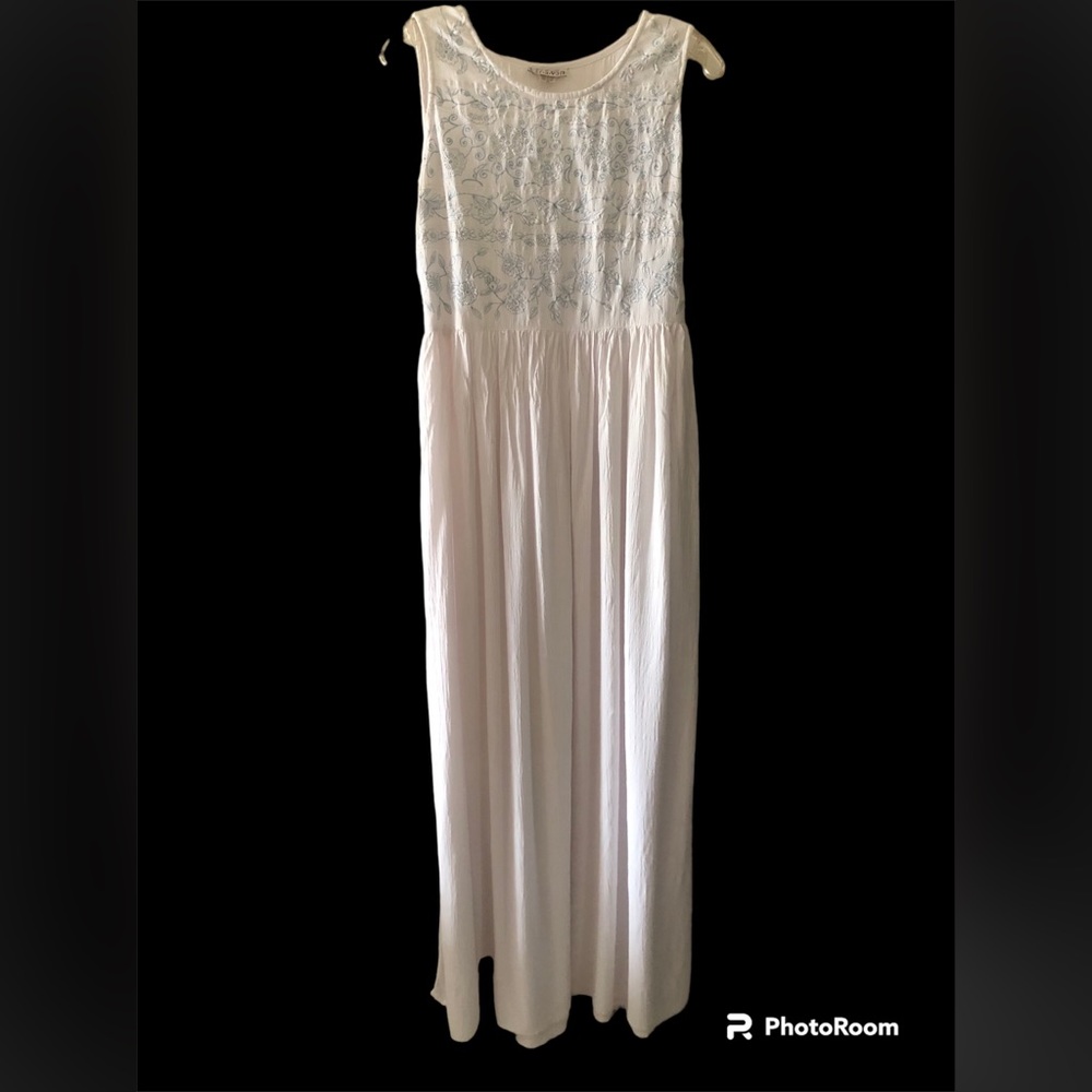 Crinkle Rayon dress by Karavan in White. Size M